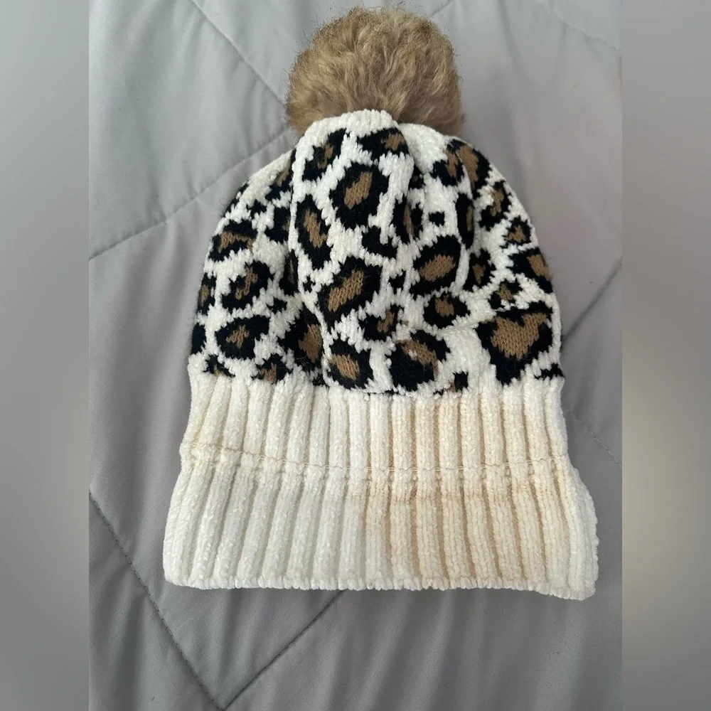 NO BRAND SHOWN size MEDIUM  Leopard Print Pom-Pom Beanie